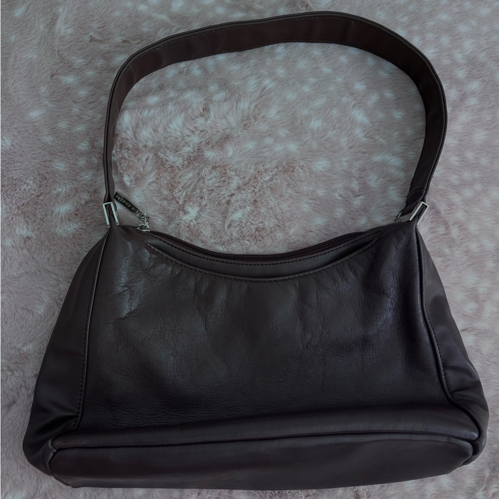 brown leather shoulder bag with zip closure and magnetic flap
new - Picture 2 of 3